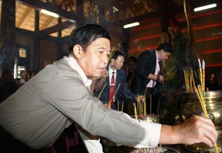 Nhà báo Việt kiều Mỹ muốn dành phần còn lại cuộc đời cho quê hương - 2 Bà con Kiều bào kính cẩn thắp nén nhang trước vong linh các Anh hùng liệt sĩ