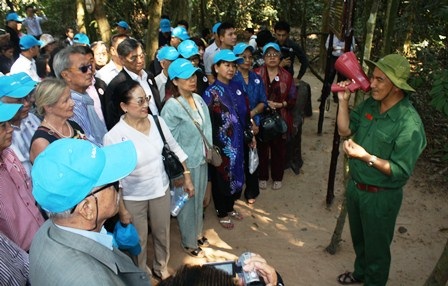 Nhà báo Việt kiều Mỹ muốn dành phần còn lại cuộc đời cho quê hương - 5 Lối vào Địa đạo Củ Chi