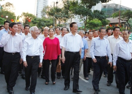 Thủ tướng Chính phủ Nguyễn
Tấn Dũng cùng đoàn đi thăm đường hoa