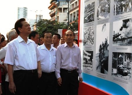 Thủ tướng Chính phủ Nguyễn
Tấn Dũng cùng đoàn đi thăm đường sách