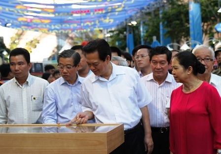 Thủ tướng cùng phu nhân thăm khu sách điện tử