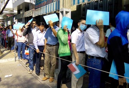 Lo tăng lệ phí, hàng trăm người “rồng rắn” đợi làm hộ chiếu - 3 Đã xế chiều nhưng người dân vẫn kiên nhẫn xếp hàng làm thủ tục cấp hộ chiếu