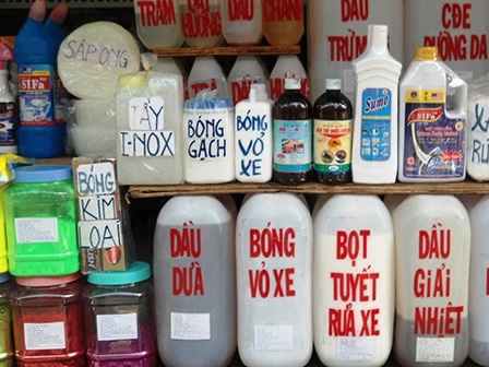 Chợ “tử thần” Kim Biên: Thứ gì cũng có! - 2 Trên tuyến đường Tô Hiến Thành, các loại phẩm
màu, hương liệu rất đắt khách