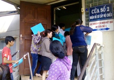 Lo tăng lệ phí, hàng trăm người “rồng rắn” đợi làm hộ chiếu - 4 Người dân chờ đợi chật kín cả bên ngoài lẫn bên trong.