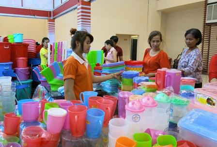 TPHCM đẩy mạnh xúc tiến thương mại tại Campuchia, Myanmar - 2 Một gian hàng đồ gia dụng của Việt Nam tại Campuchia