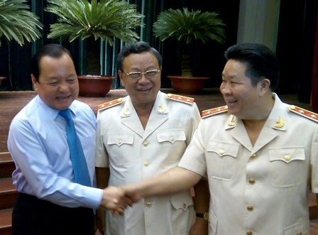 Bí thư Thành ủy TPHCM Lê Thanh Hải (trái) trao đổi cùng lực lượng công an bên lề hội thảo