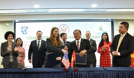 Hoa Kỳ hỗ trợ mở rộng dự án điện gió ngoài khơi Việt Nam - 1 Quang cảnh lễ ký kết hỗ trợ dự án điện gió ngoài khơi thềm lục địa Việt Nam