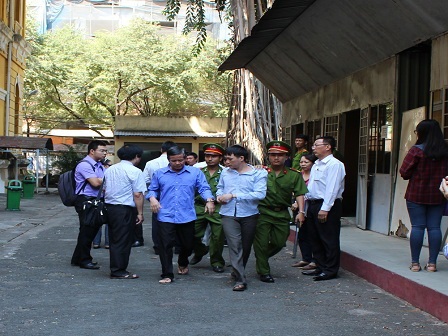 Hai bị cáo Huy và Tuấn tại tòa phúc thẩm