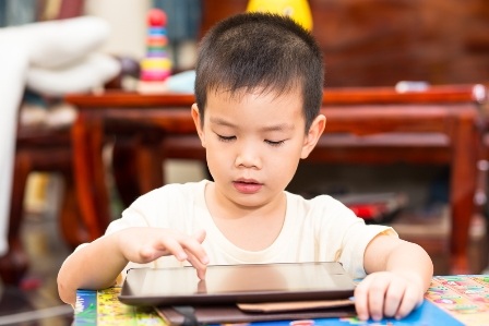 Để “tổ ấm” không biến thành “tổ lạnh” - 1 iPad đã trở thành “bảo
mẫu” của nhiều đứa trẻ cô đơn (hình chỉ mang tính chất minh họa)