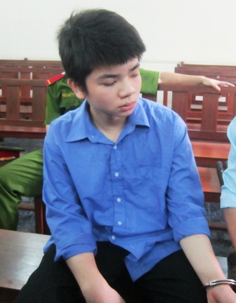 Bị chửi mắng, gã làm thuê đâm ông bà chủ trọng thương - 1 Bị cáo Duy tại phiên tòa sơ thẩm