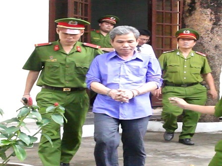 Bị cáo Kỳ được dẫn ra xe tù sau
phiên tòa sơ thẩm