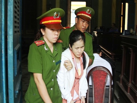 Thủ quỹ trường học lấy tiền đầu tư vào vé số - 1 Thủ quỹ thụt két trường học tại tòa phúc thẩm