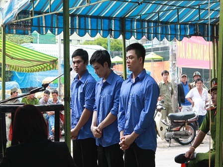 Bị đâm chết vì… “ghẹo gái” khi đổ xăng - 1 Cả ba bị cáo tại phiên tòa lưu động