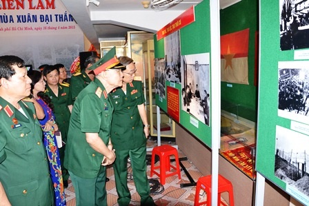 Triển lãm, ra mắt sách mừng “40 năm - Mùa Xuân đại thắng” - 1 Đại
biểu tham quan triển lãm