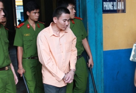 Nghi bị “cắm sừng”, chồng đâm chết vợ hờ rồi tự sát - 1 Gã chồng giết chết vợ hờ rồi tự sát tại phiên tòa tối cao