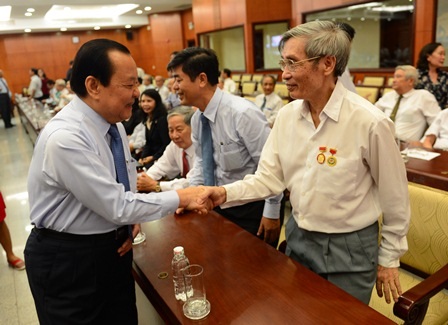 Bí thư Thành ủy TPHCM Lê Thanh Hải bắt tay chào mừng các trí thức tiêu biểu