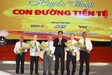 Chuyện về “ngân hàng không khóa” và “kho tiền trong nhân dân” - 1 Thủ tướng Nguyễn Tấn Dũng tặng hoa cho các đồng chí nguyên là lãnh đạo ngân hàng