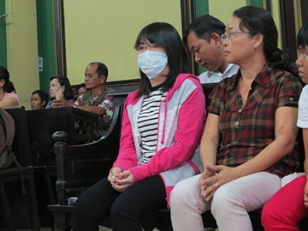 Xót xa nghe tâm sự của thiếu nữ bị người tình tạt axit - 1 Chị Huôi đau đớn với những vết sẹo chằng chịt
khắp người