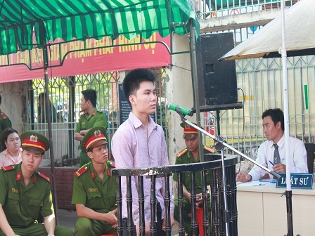 Không chịu trả tiền lương, ông chủ bị nhân viên cũ đâm chết - 1 Bị cáo Tín tại phiên xử lưu động sáng 7/4