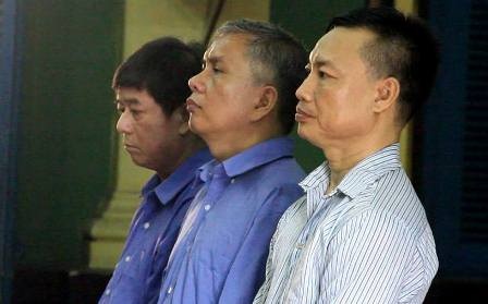 Nguyên Tổng Giám đốc Công ty dược Sài Gòn lãnh 12 năm tù - 1 Các bị cáo trước vành móng ngựa (Ảnh: Tân Châu)