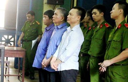 Nguyên Tổng Giám đốc Công ty dược Sài Gòn lãnh 12 năm tù - 2 Nguyên Tổng Giám đốc Dược Sài Gòn lĩnh án nhẹ hơn so với đồng phạm (Ảnh: Tân Châu)