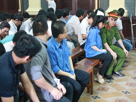 Vụ đánh bạc xuyên quốc gia M88: Lập tài khoản mang tên em gái để cá độ - 1 Các bị cáo trong phiên xét xử sáng 13/5