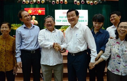 Chủ tịch nước: Không nhân nhượng khi chủ quyền bị xâm phạm - 2 Chủ tịch nước bắt tay, thăm hỏi bà con cử tri sau buổi tiếp xúc