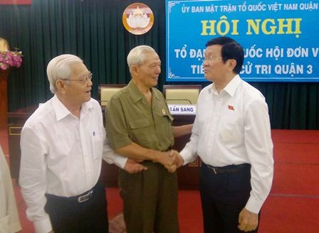 “Cử tri còn băn khoăn về nhân sự nào... hãy gửi thư cho chúng tôi” - 1 Chủ tịch nước Trương Tấn Sang bắt tay thăm hỏi bà con cử tri