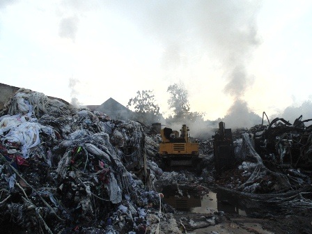 Lửa cháy xuyên đêm thiêu rụi kho vải rộng 500m2 - 1 Vụ hỏa hoạn đã thiêu rụi khoảng 500m2 kho chứa vải vụn