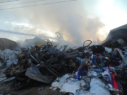 Lửa cháy xuyên đêm thiêu rụi kho vải rộng 500m2 - 2 Đến 6h sáng nay đám cháy vẫn âm ỷ, các cột khói vẫn bốc lên nghi
ngút