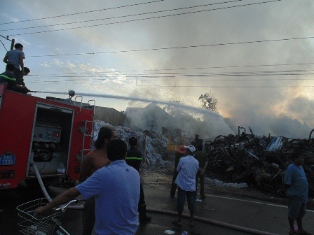 Lửa cháy xuyên đêm thiêu rụi kho vải rộng 500m2 - 3 Lực lượng PCCC tiếp tục phun nước để dập tắt hoàn toàn đám cháy