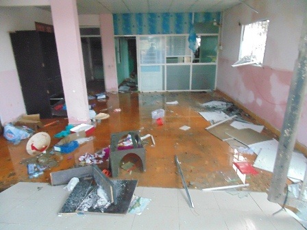 Lửa cháy xuyên đêm thiêu rụi kho vải rộng 500m2 - 5 Căn nhà kế bên khác bị ảnh hưởng nghiêm trọng sau vụ cháy.