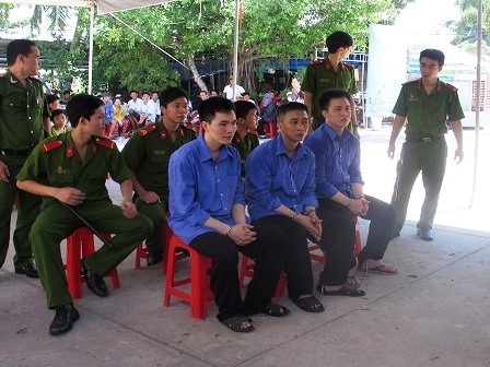 Ba anh em đánh chết một người trong cuộc hỗn chiến - 1 Ba anh em vào tù vì đánh chết một công nhân