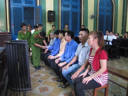 Làm hồ sơ giả để sang Mỹ, cả nhóm đi tù - 1 Các bị cáo trước vành móng ngựa