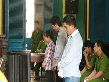 Giả danh công an, lừa đảo chiếm đoạt tiền tỷ - 1 Các bị cáo trước vành móng ngựa