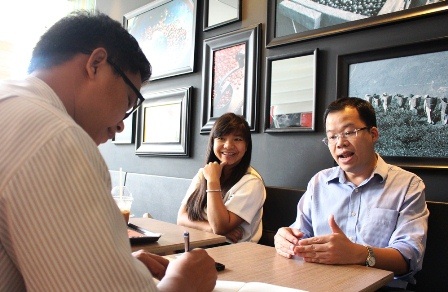 TPHCM: Sếp cùng vào bếp với nhân viên… - 1 Ông Nguyễn Huy Thịnh, Giám đốc Điều hành McDonald's Việt Nam (phải) trong cuộc trò chuyện cùng