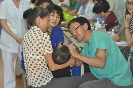 Các bệnh nhi được khám, kiểm tra các điều
kiện sức khỏe trước khi phẫu thuật