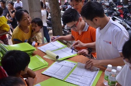 Các bệnh nhi được khám, kiểm tra các điều
kiện sức khỏe trước khi phẫu thuật