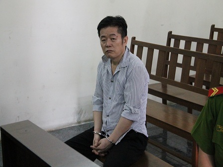Buôn bán thuốc giả, đồ chơi kích dục, vợ chồng người Trung Quốc lãnh án tù - 1 Bị cáo Feng trước vành móng ngựa