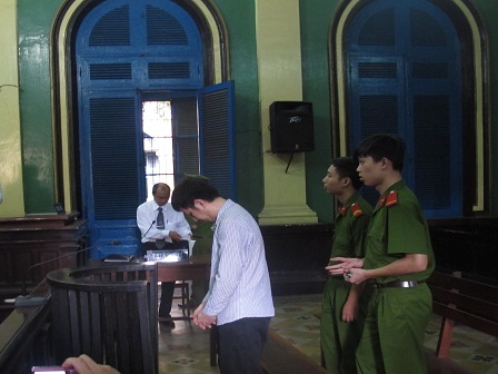 Gã chồng giết vợ vì bị "cắm sừng" - 1 Bị cáo Huệ trước vành móng ngựa