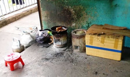 Kiến nghị “xã hội hóa” để đẩy nhanh tiến độ cải tạo chung cư cũ - 4 Chung cư cũ, chật nên nhiều người tận dụng hành lang làm bếp nấu ăn