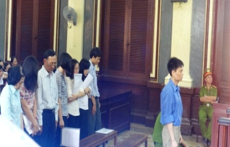 Nguyên Tổng Giám đốc Công ty Tài chính cao su lĩnh án… “nhẹ hều” - 1 Các bị cáo nghe tòa tuyên án