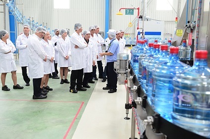 Đưa công nghệ Châu Âu vào dây chuyền sản xuất nước đóng chai - 3 Các khách mời tham quan dây
chuyền sản xuất mới La Vie 19L đang đi vào hoạt động