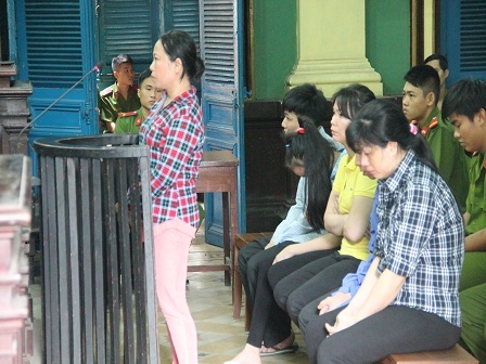 Buôn bán ma túy, cả gia đình đi tù - 1 Các bị cáo trước vành móng ngựa