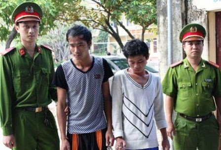 Bịt mặt, dùng dao chặn đường xin đểu trên QL1A - 1 Hai đối tượng bị bắt khi đang hành nghề.