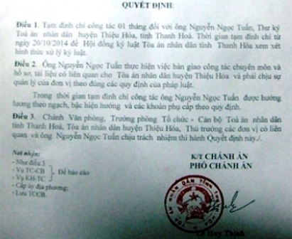 Nhận tiền trái quy định, một thư ký tòa bị thôi việc - 1 Quyết định tạm đình chỉ công tác ông Tuấn, trước đó của TAND tỉnh Thanh Hóa.