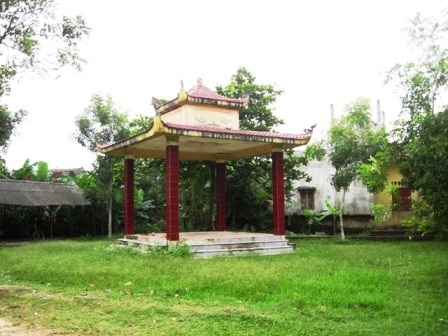 Nhà bia nhưng không có bia nằm trong khuôn viên khu di tích.