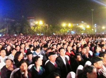 Hàng vạn người dân xứ Thanh đến chứng kiến buổi lễ.