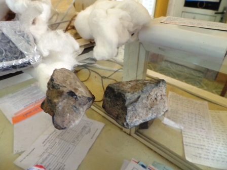 iPhone 5 biến thành... 2 cục đá.