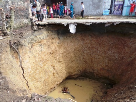 Hố tử thần xuất hiện khiến người dân địa phương hoang mang, lo lắng.